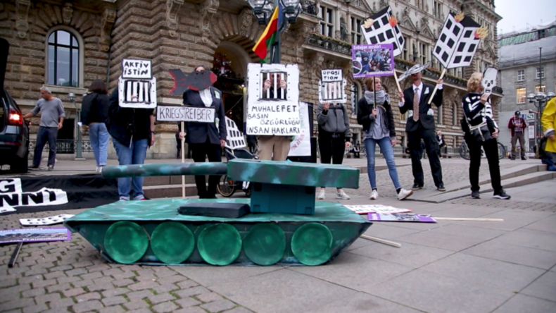 "Ticket nach Den Haag statt Tee in Berlin" - Hamburger protestieren gegen Erdogan-Besuch 