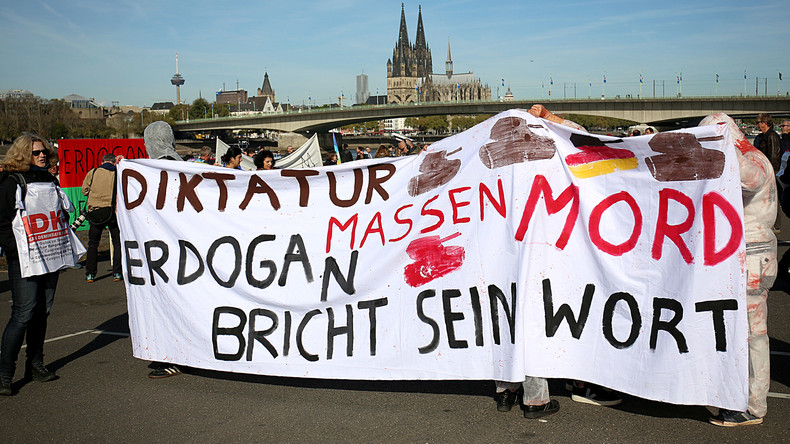 LIVE: Anti-Erdoğan-Demo am Deutzer Ufer in Köln