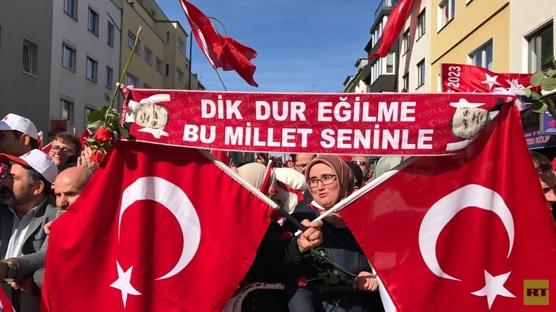 LIVE: Pro-Erdoğan-Demo zur Moschee-Eröffnung in Köln-Ehrenfeld