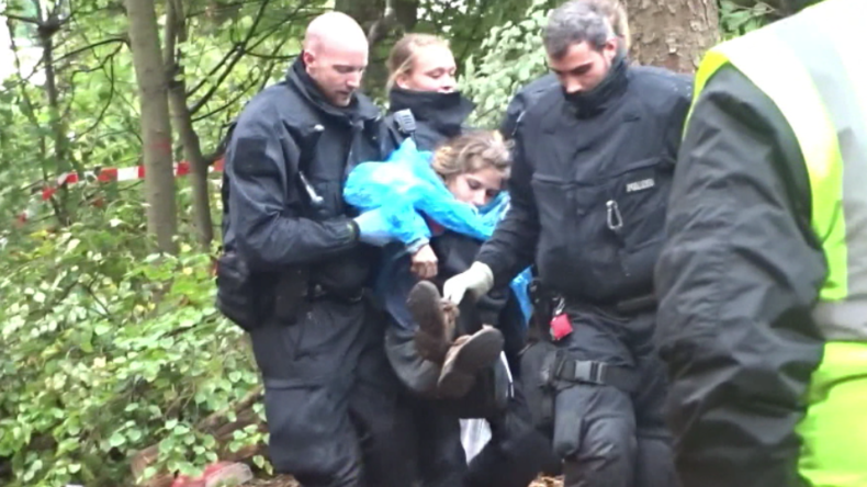 Hambacher Forst: Polizei holt einen Aktivisten nach dem anderen von den Bäumen