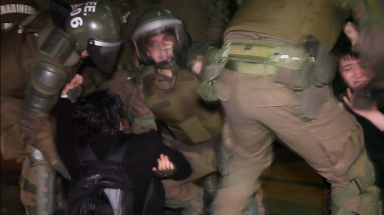 Chile: Bereitschaftspolizei zerstreut gewaltsam Studentenprotest gegen Gesetz für sichere Lernräume