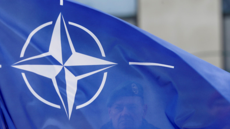 Friedensaktivisten besetzen Stadtkulisse für NATO-Übungen