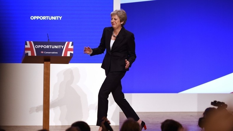 Theresa May quält sich als "Dancing Queen" zum Ende des Parteikongresses 