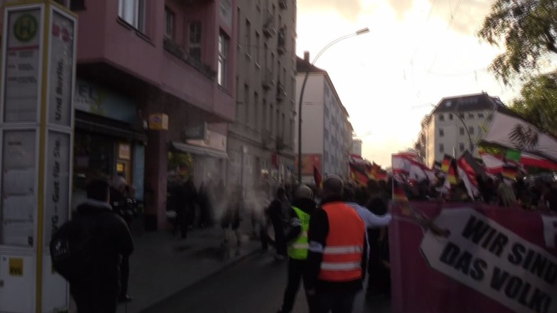 Kalte Dusche: Anwohner kippt Wasser auf Demonstranten in Berlin
