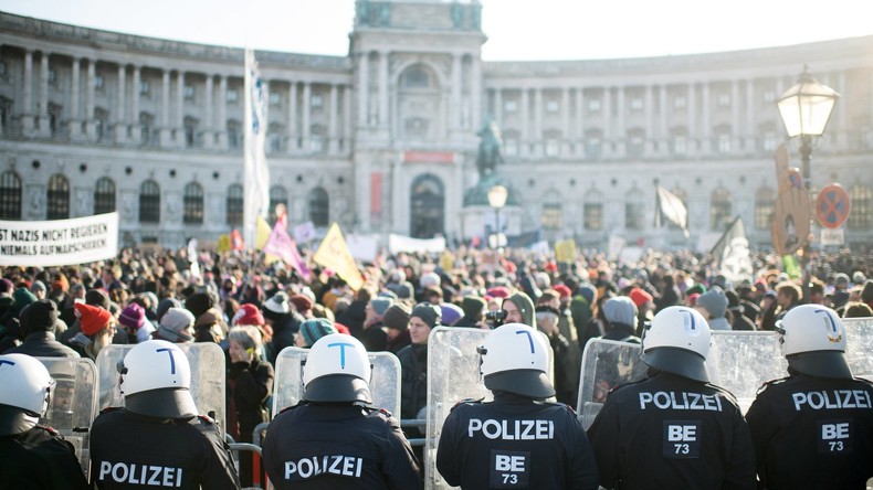 "Kickl, du Trump": Tausende bei Protesten gegen Regierung in Wien