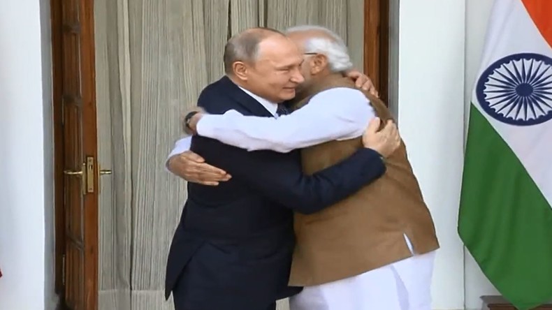 Herzliche Geste: Indischer Premier Modi und Putin begrüßen sich in Neu-Delhi mit Umarmung