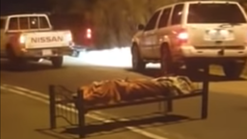 An Bett gefesselte Leiche mitten auf saudischer Straße entdeckt