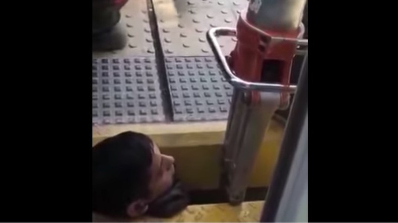 Vorsicht an der Bahnsteigkante: Mann bleibt mit Kopf zwischen Zug und Bahnsteig hängen