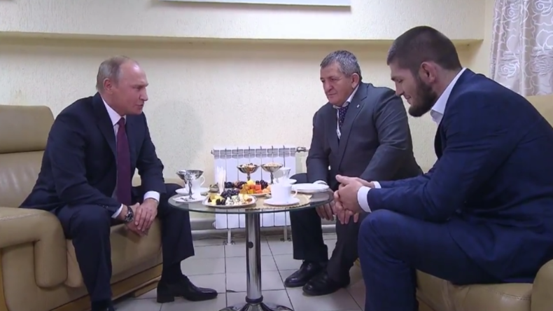 Putin trifft MMA-Kämpfer Khabib, um ihm zum Sieg zu gratulieren