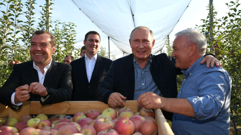 Russland auf dem Weg zum Selbstversorger-Land: Putin und Medwedew begutachten Apfelernte 