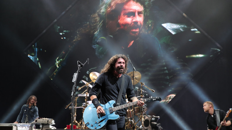 Zehnjähriger auf Bühne bei Foo-Fighters-Show – Kleiner Fan covert Metallica, Band schenkt Gitarre 