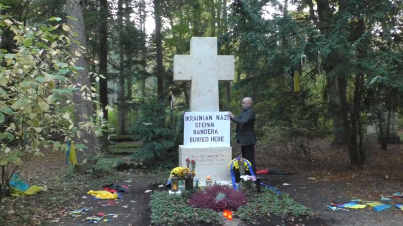 "Hier liegt ein Nazi begraben": Blogger Graham Phillips "korrigiert" Grab von Bandera in München 