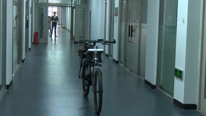 Chinesische Studenten entwickeln selbstbalancierendes selbstfahrendes Fahrrad 