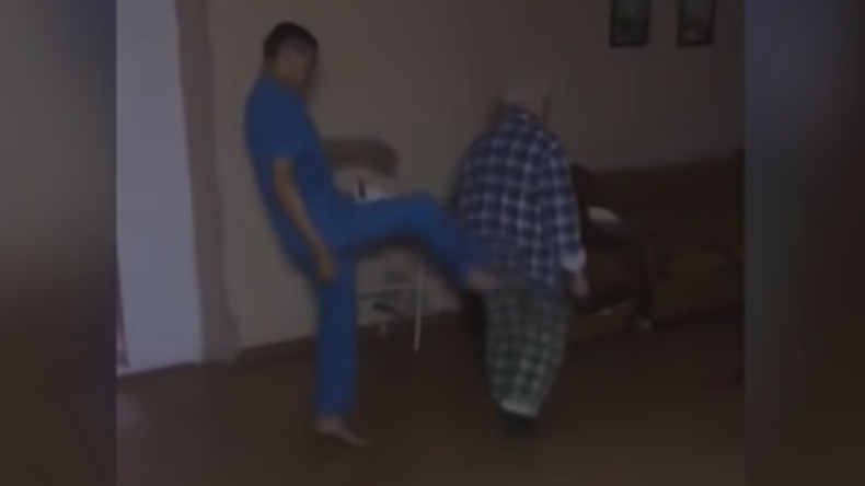 Russland: Video löst Empörung aus - Pflegekräfte misshandeln alten, psychisch kranken Mann