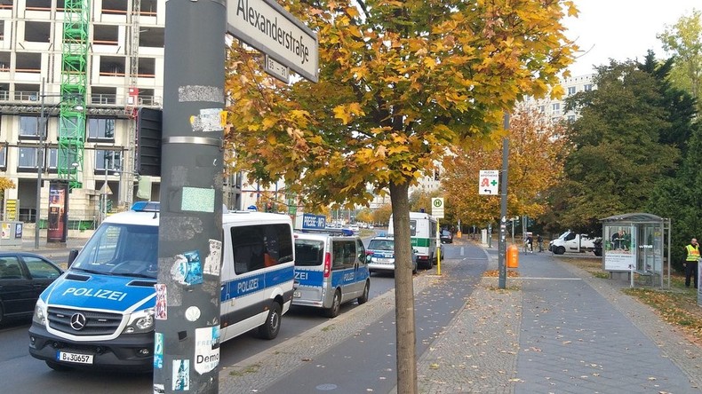 Überfall auf Geldtransporter nahe Berliner Alexanderplatz: Täter mit Beute geflüchtet
