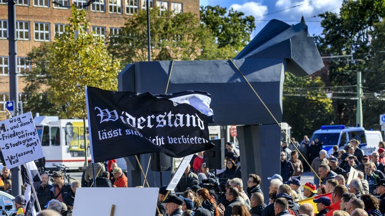 LIVE: Pegida-Geburtstag in Dresden - Kundgebung und Gegendemonstrationen 