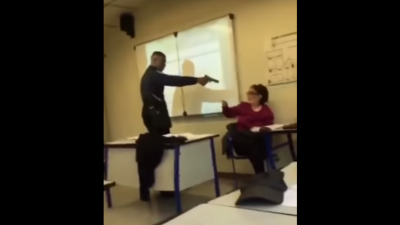 Video schockiert Frankreich: Gewalt im Klassenraum - Schüler richtet Waffe auf Kopf von Lehrerin 