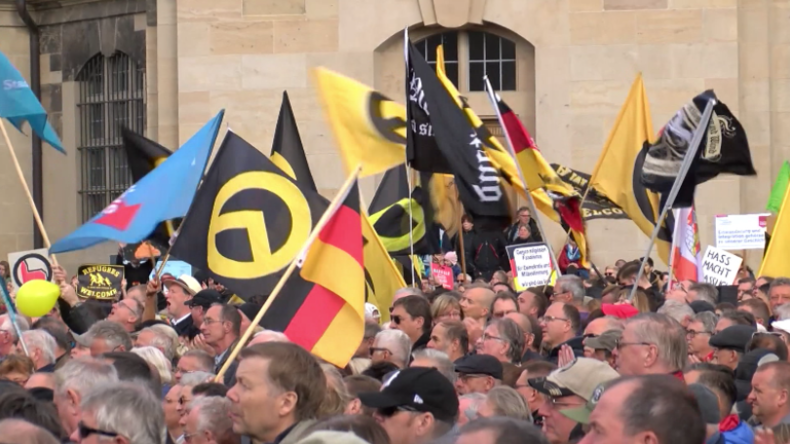 Eindrücke vom Pegida-Geburtstag in Dresden: Dreimal so viele Gegendemonstranten