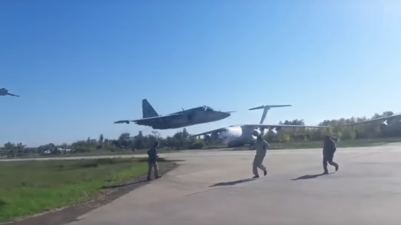 Riskantes Manöver: Kampfjet fliegt knapp über Landebahn und nur wenige Meter an Menschen vorbei