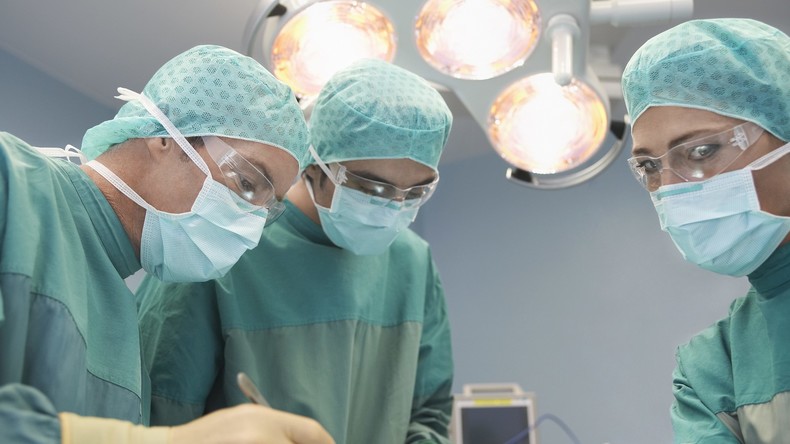 OP im Mutterleib: Britische Chirurgen reparieren Wirbelsäulen von zwei Ungeborenen