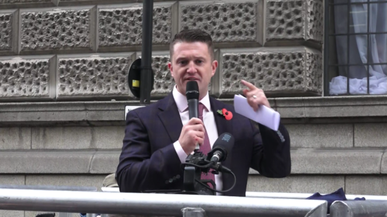 Robinson vor Gerichtsgebäude: "Britische Gesellschaft ist bereit zur Revolution gegen Volksfeinde"