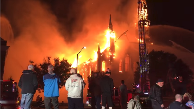 Baptistenkirche in den USA geht nach Blitzeinschlag im Flammen auf und brennt komplett aus 