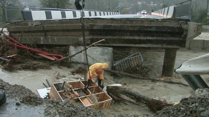 27 Ortschaften geflutet, zwei Tote, Brücke eingestürzt – Überschwemmung nach Regen in Südrussland