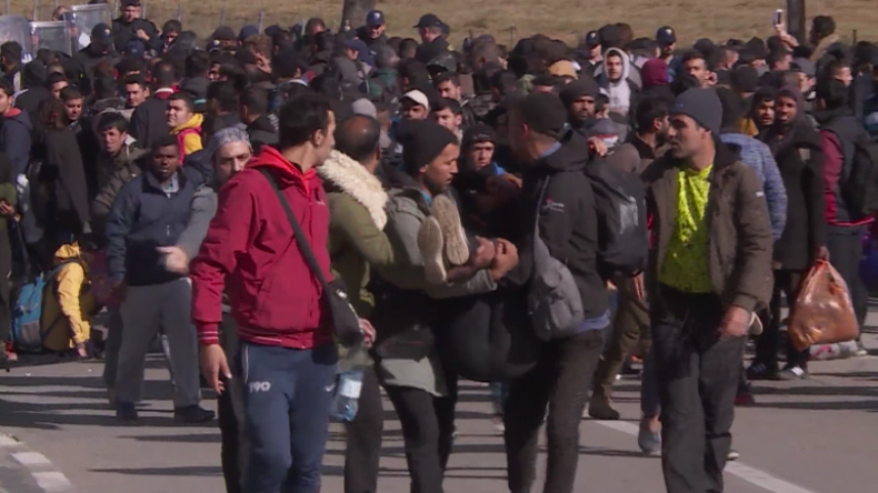 Mehrere Verletzte an kroatischer Grenze: 300 Migranten versuchen gewaltsam in die EU zu gelangen 