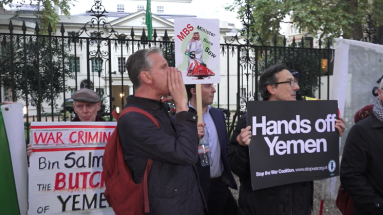 London: Wegen Journalistenmord und Kriegsverbrechen – Dutzende protestieren vor saudischer Botschaft