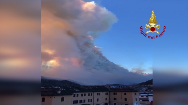 Italien: Trockenheit und starker Wind – Großbrand in den Alpen hüllt Berge in Rauch
