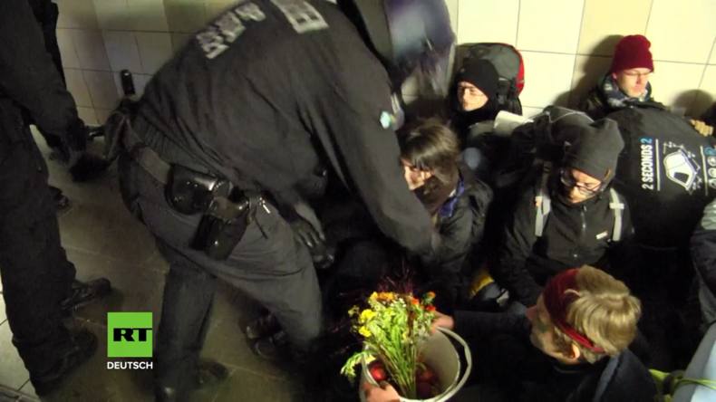 Deutschland: Hambacher Aktivisten und Polizei stehen sich im Dürener Bahnhof gegenüber