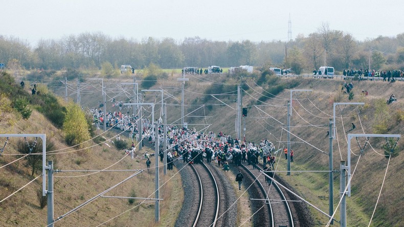 Demonstranten an Gleisen festgekettet: Notbremsung verhindert Unglück 