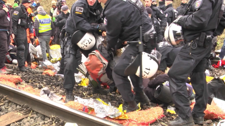 Nach Übernachtung im RWE-Braunkohle-Gleisbett: Polizei räumt gewaltsam Protest von "Ende Gelände"