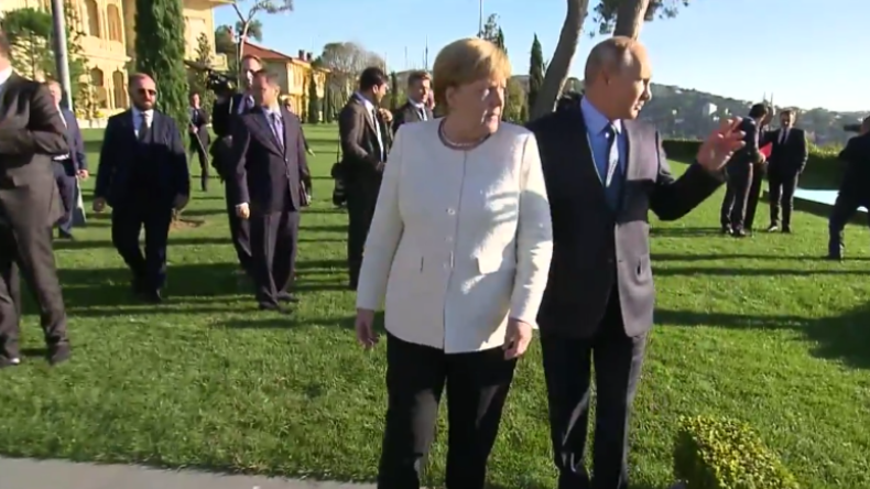 Merkel und Putin beim Plausch in Istanbul gefilmt 
