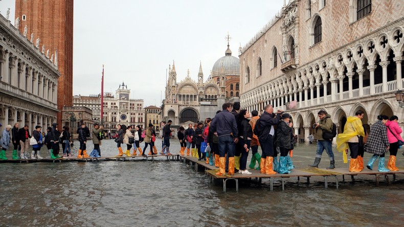 Hochwasserrekord in Venedig - Markusplatz evakuiert (Fotos)