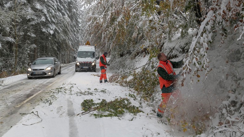 Unerwarteter Wintereinbruch in Frankreich – Schnee behindert Verkehr, 195.000 Haushalte ohne Strom