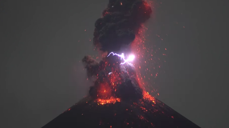 Indonesischer Vulkan Krakatau erzeugt eigene Blitze bei heftigem Ausbruch