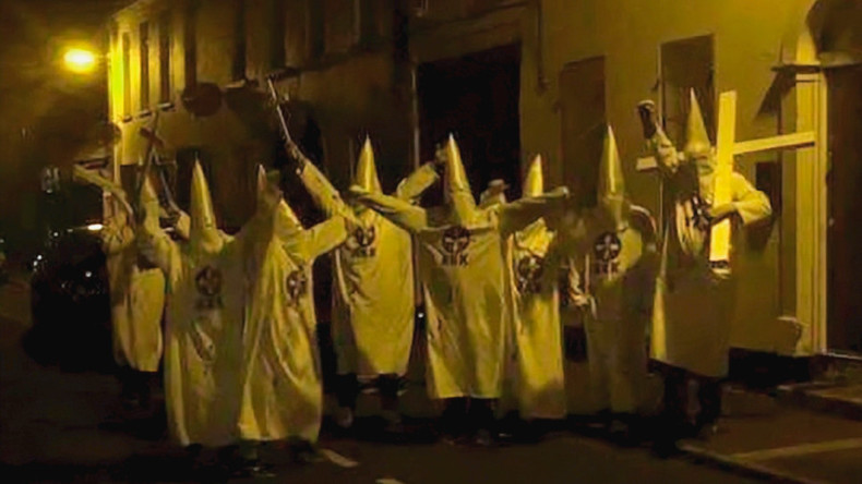 Menschen in Ku-Klux-Klan-Kleidung nahe Islamischen Zentrums in Nordirland lösen Ermittlung aus