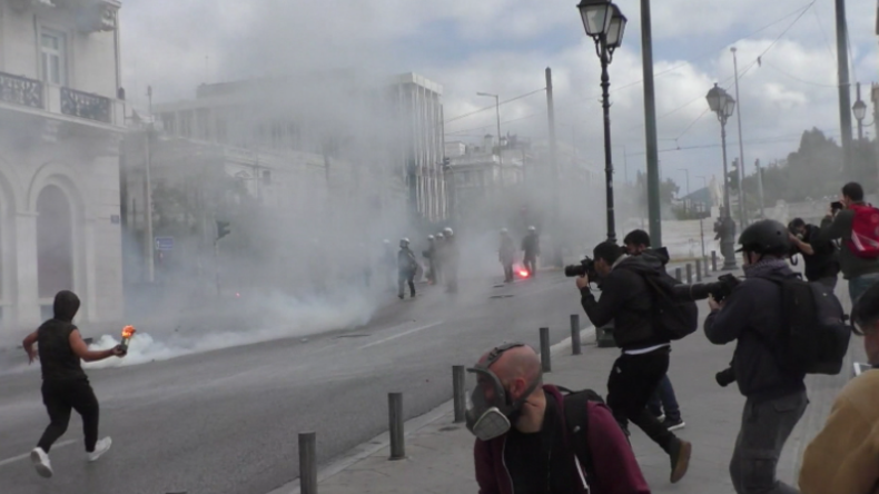 Athen: Mit Eisenstangen und Molotowcocktails - Gewaltsamer Protest gegen Gesetzentwurf 