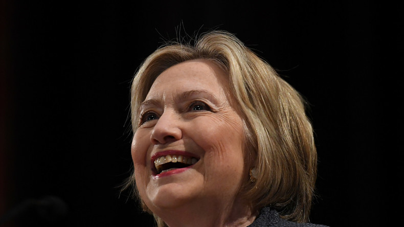 Moderatorin verwechselt schwarze Politiker, Hillary Clinton: "Sie sehen doch alle gleich aus"