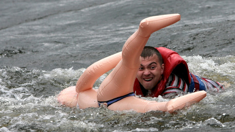 Polizei rückt wegen Erotikpuppe im Wasser aus