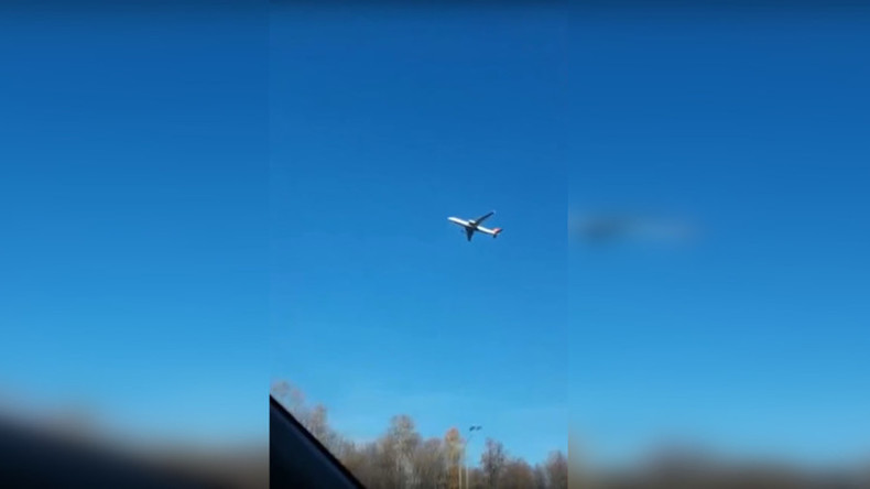 In der Luft stehendes Passagierflugzeug sorgt für wilde Theorien in sozialen Medien (Video)