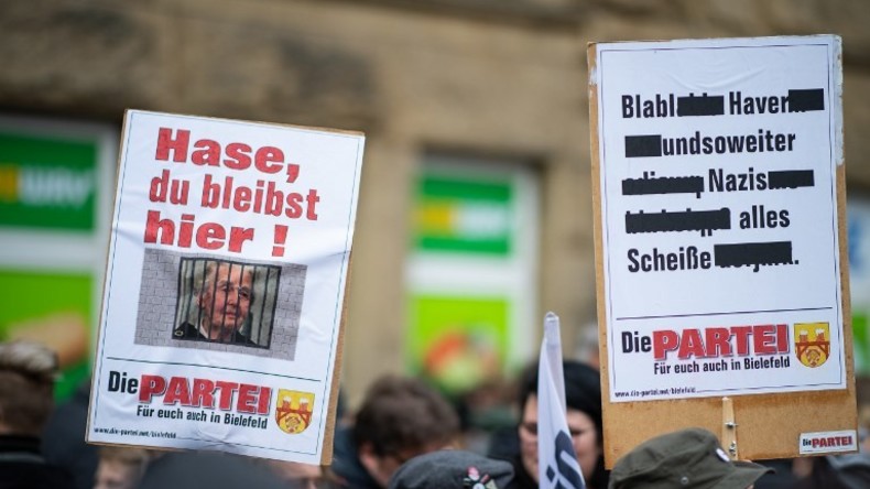 Ausnahmezustand in Bielefeld: Demonstrationen für und gegen Freilassung von Holocaust-Leugnerin