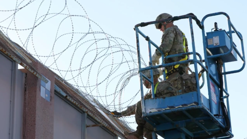 USA: Soldaten befestigen in Arizona die Grenze zu Mexiko mit Stacheldraht