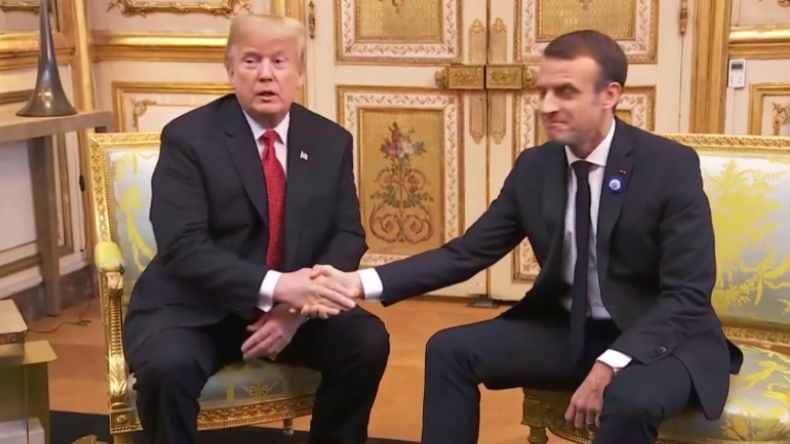 Der Kampf um den dominanteren Händedruck: Macron drückt erneut ehrgeizig Trumps Hand 