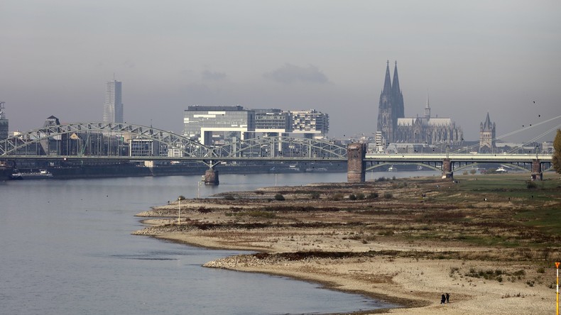Tanker läuft in Köln bei Niedrigwasser auf Grund 