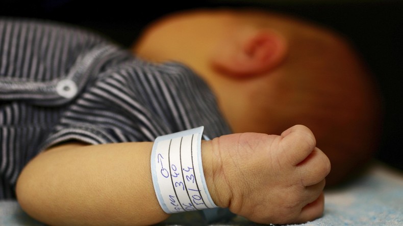 Kind kämpft gegen Gehirnerkrankung und lebt nach misslungener Operation mit "Teufelshörnern" (Fotos)