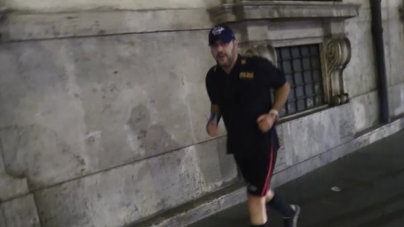 Mit Basecap und Polizei-Shirt: Italiens Vize-Premier Salvini joggt mitten durch Rom
