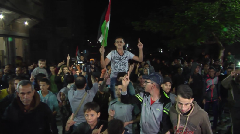 Hunderte Palästinenser feiern Hamas für Ausrufung der Waffenruhe 