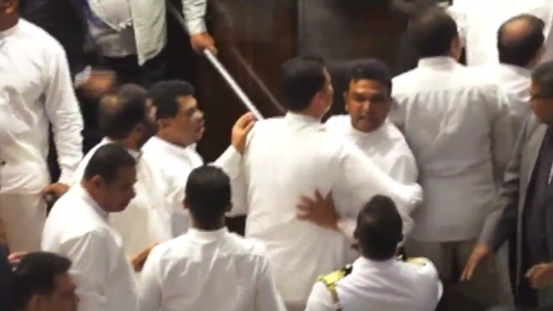 Sri Lanka: Politiker liefern sich wilde Massenschlägerei in Parlament inmitten politischer Krise 